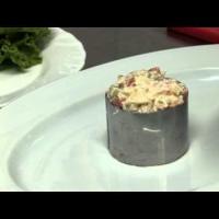 Салат с малосольной семгой и овощами